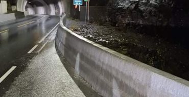 Oppføring av betongrekkverk ved inngang til tunell